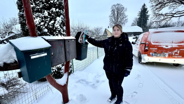Postikuller Marian Kallas kiidab Simula külas asuvate postkastide omanikke, sest siin on alati lumi koristatud, kuid rõhutab, et postkastide peale tuleks kindlasti panna talu nimi. Aasta esimesel tööpäeval jäi ta lumme kinni Kõomäe külas. 31. detsembril jäi aga päris mitmesse kohta sõitmata paksu lume tõttu. FOTOD: Kalev Annom